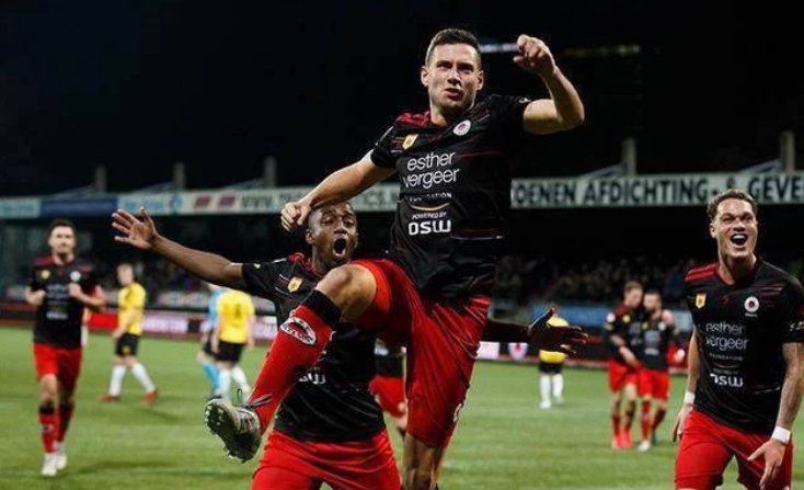 籍教练在中 籍教练在中